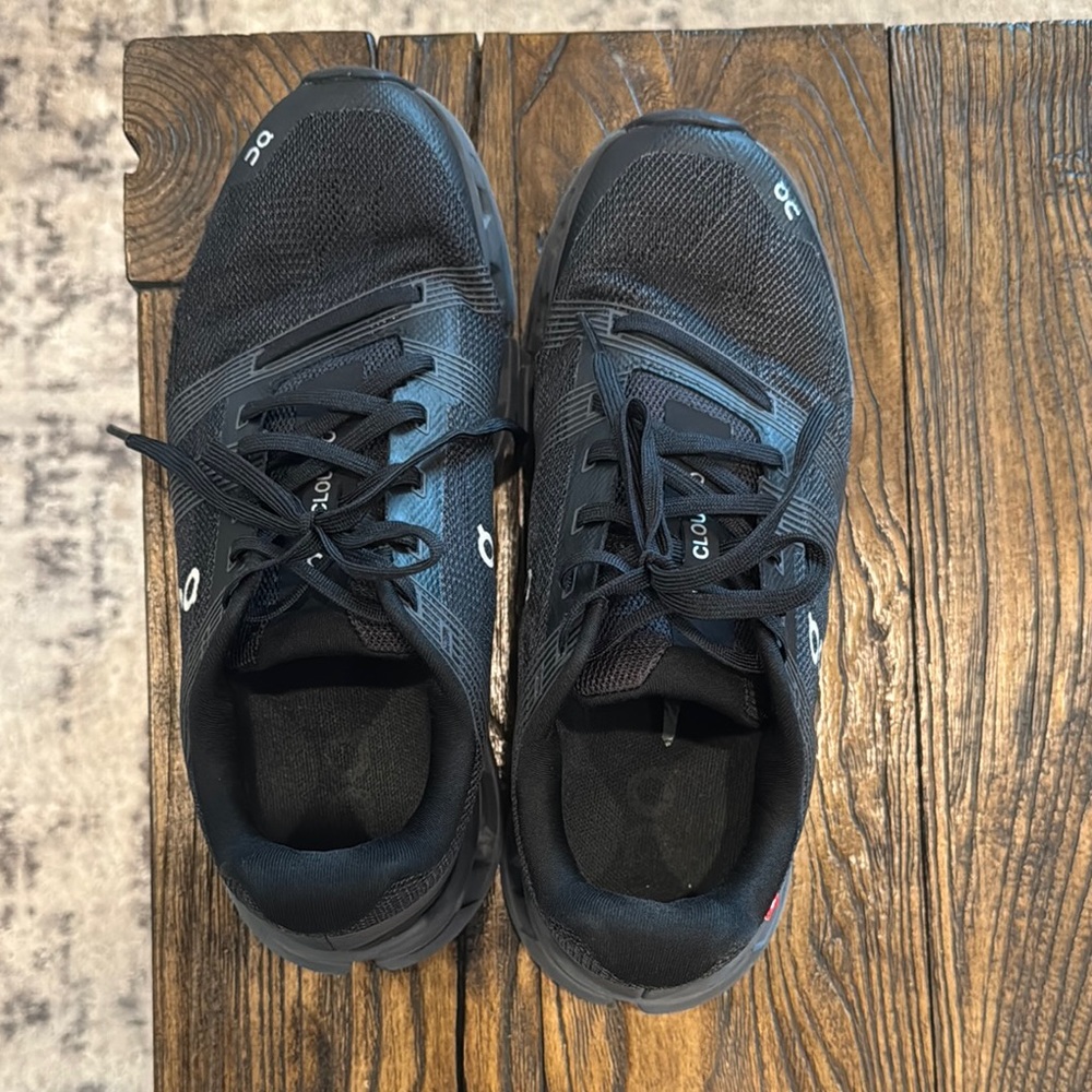 Women’s oncloud sneakers. Size 7.5